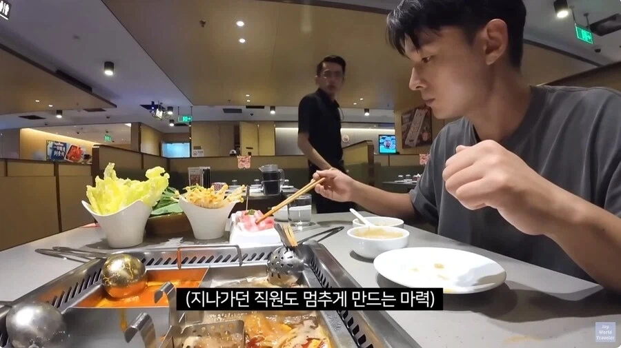 훠궈 처음 먹는 손님을 본 가게 직원들 - 이미지 19
