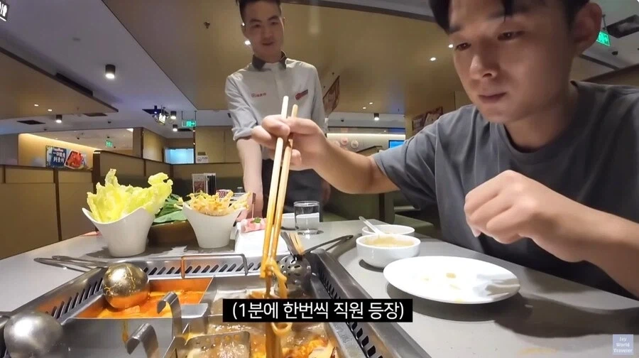 훠궈 처음 먹는 손님을 본 가게 직원들 - 이미지 21
