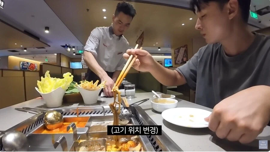 훠궈 처음 먹는 손님을 본 가게 직원들 - 이미지 22