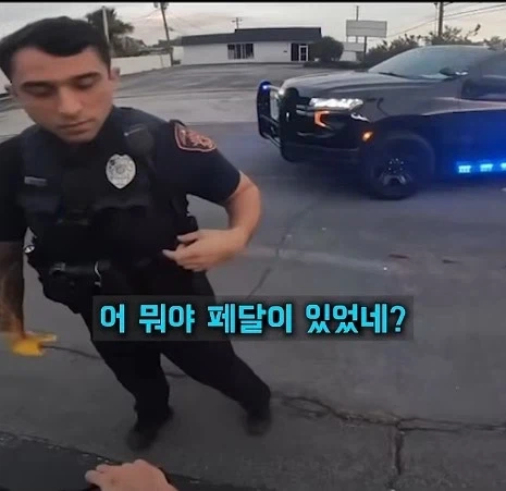 길가던 시민을 붙잡은 경찰 - 이미지 2