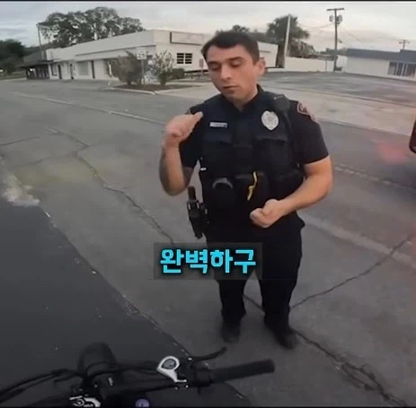 길가던 시민을 붙잡은 경찰 - 이미지 6