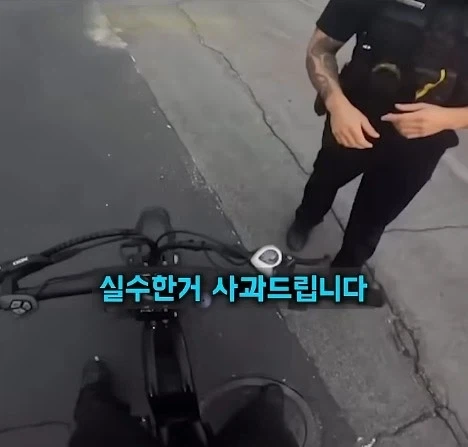 길가던 시민을 붙잡은 경찰 - 이미지 8