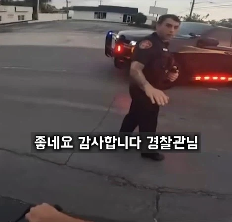 길가던 시민을 붙잡은 경찰 - 이미지 12