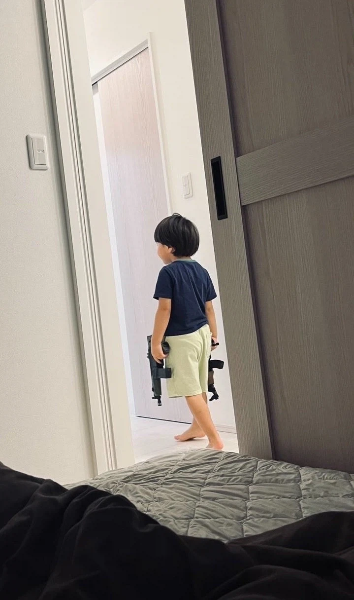 "아빠...나와서 나랑 놀자..."