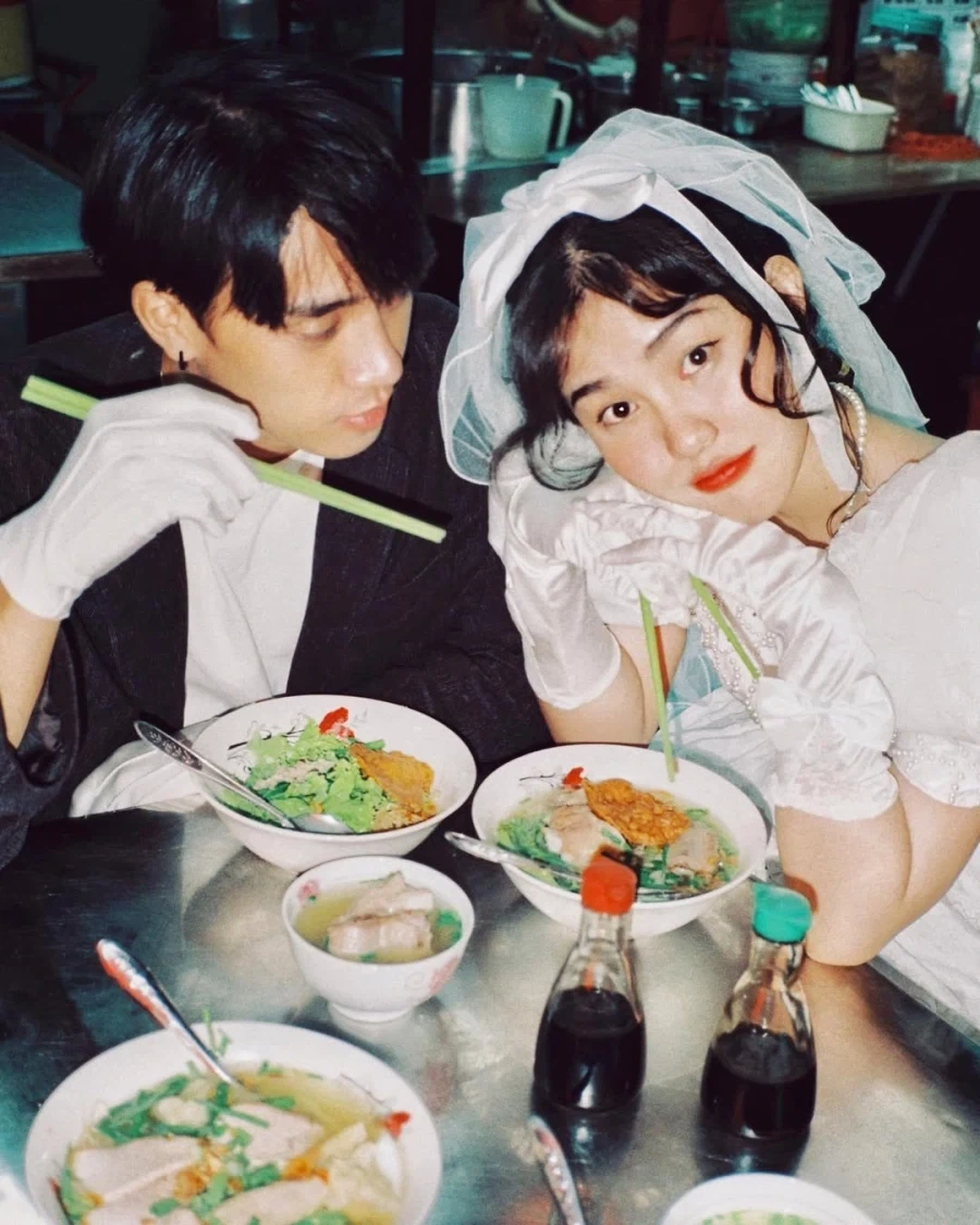 80년대 홍콩의 신혼부부 사진으로 유명한 사진 - 이미지 6