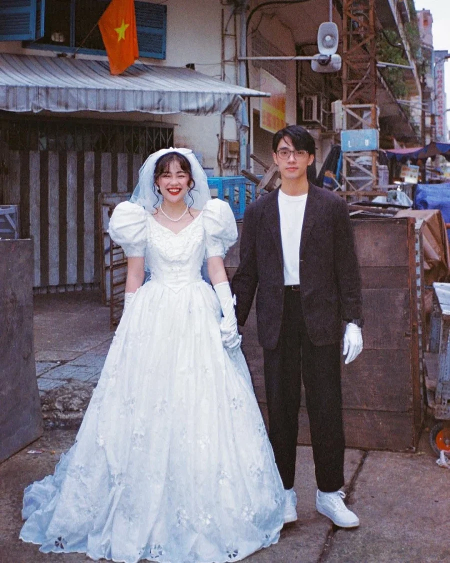 80년대 홍콩의 신혼부부 사진으로 유명한 사진 - 이미지 7