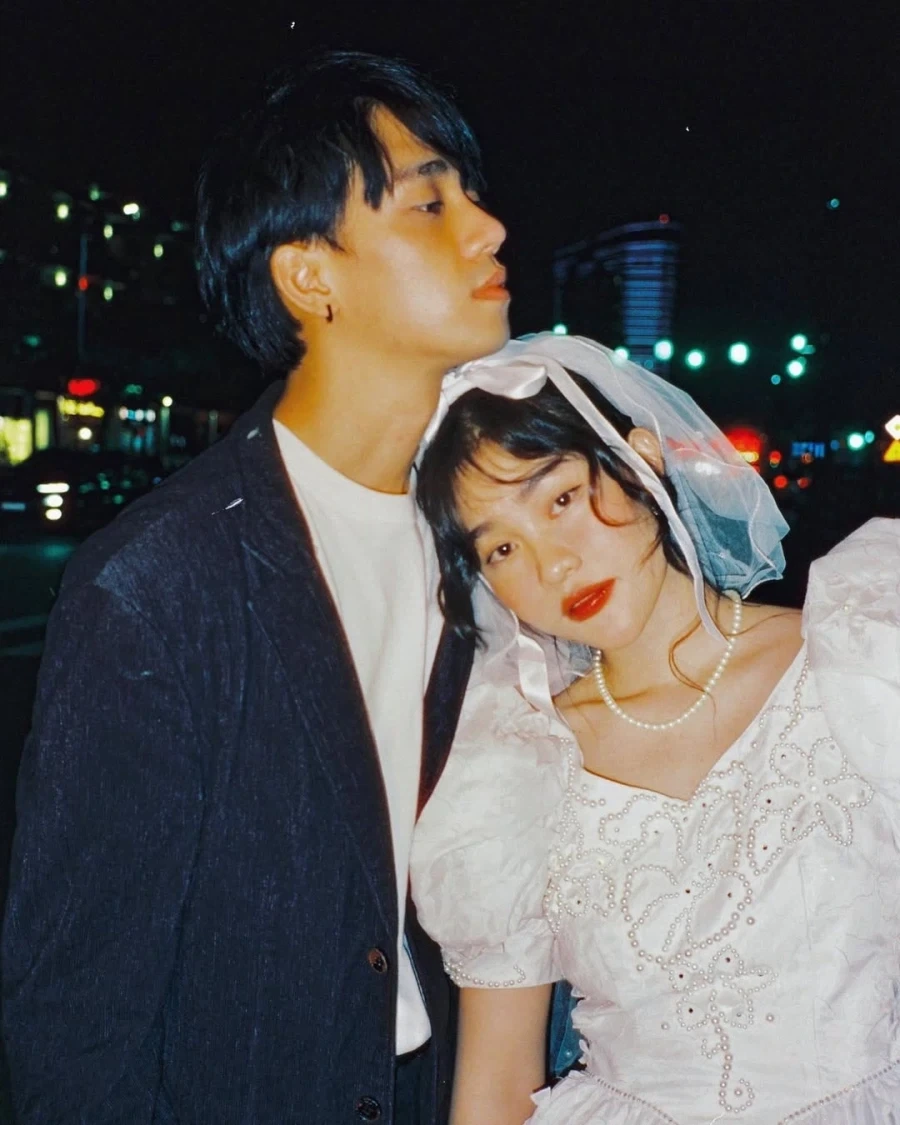 80년대 홍콩의 신혼부부 사진으로 유명한 사진 - 이미지 9