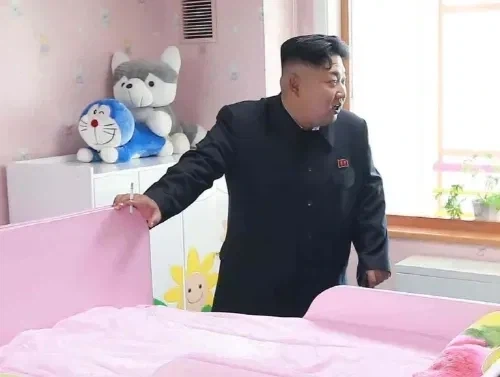김정은 뒤에서 즐기는 중인 도라에몽