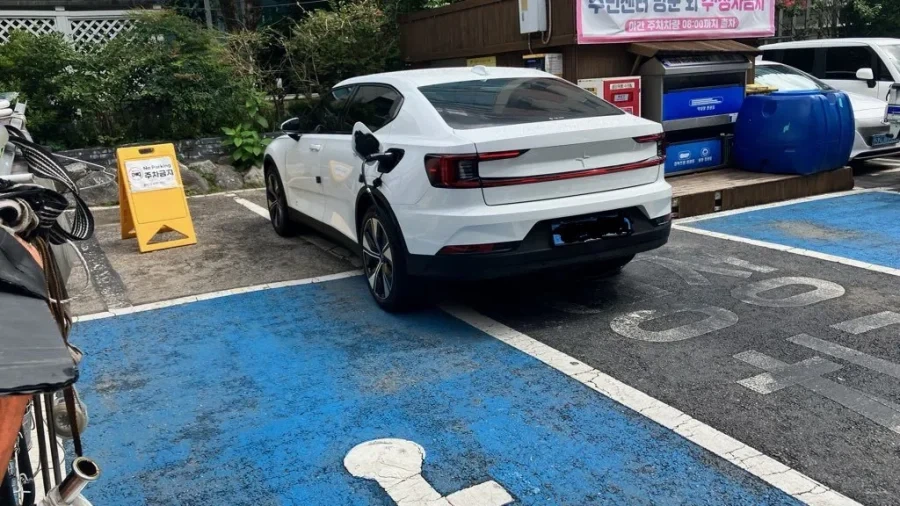 뭔가 이상한 전기차 주차.jpg - 이미지 2