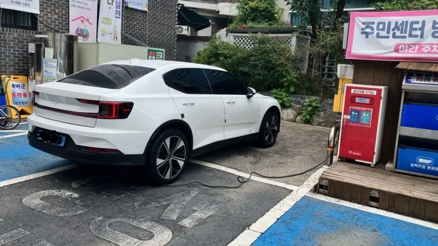 뭔가 이상한 전기차 주차.jpg - 이미지 3