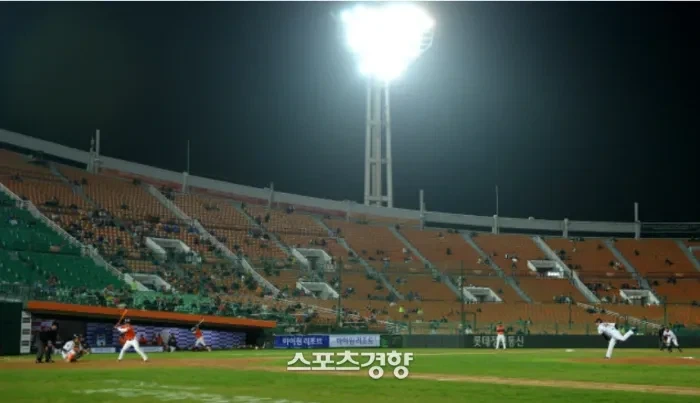 KBO] 한화 볼파크, 개장이후 최소 관중 기록... - 이미지 2