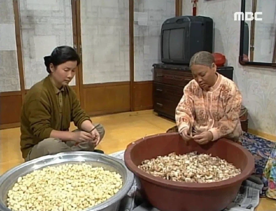 애미야 마늘 조금만 까자