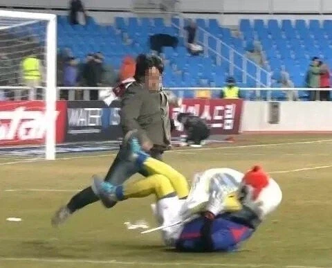 캐릭터에 지나치게 과몰입하면 발생하는 일.jpg