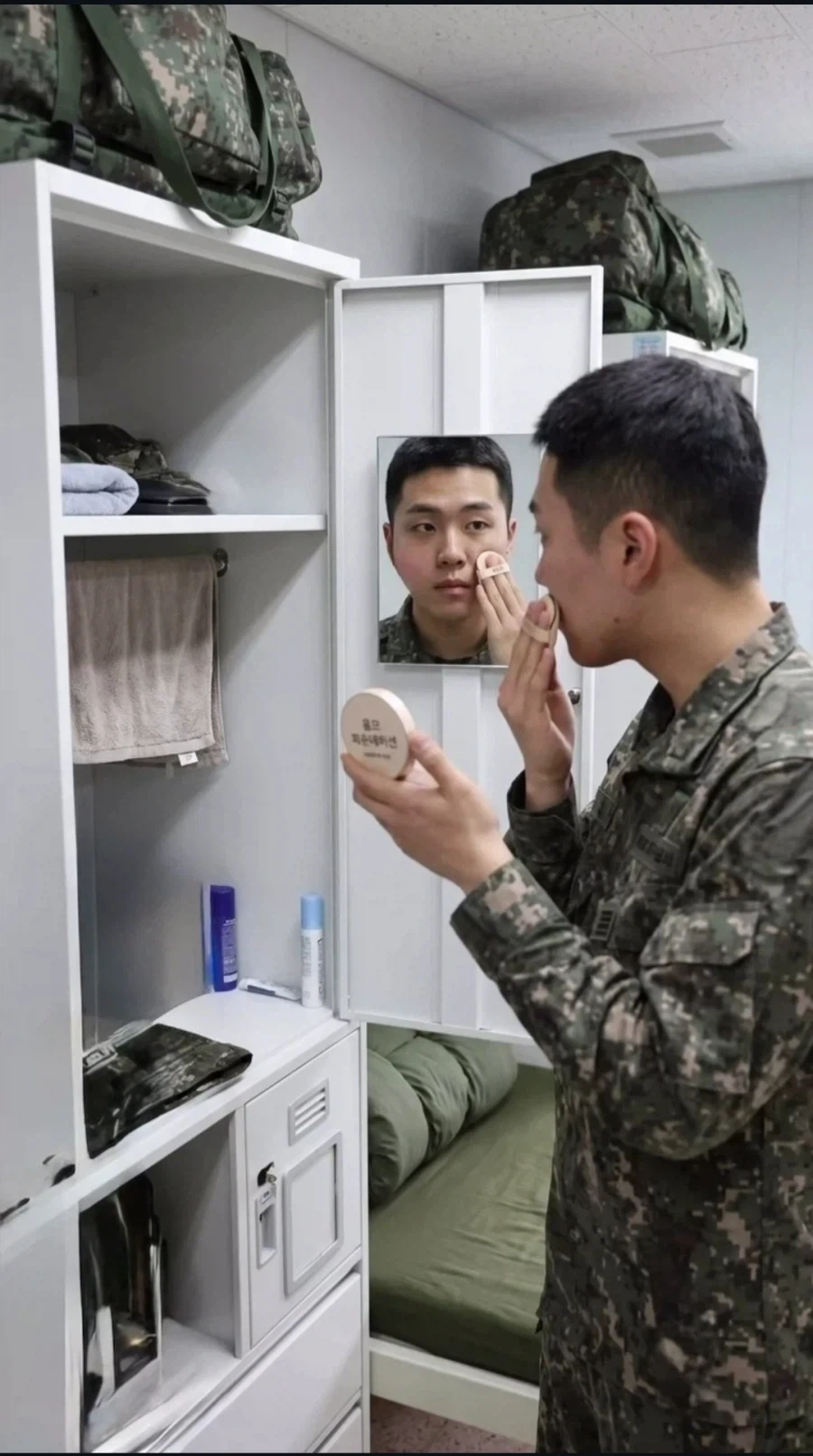 거울 속 세계니 그런 표현을 자꾸 쓰는데..거울 속 세계라는 건 존재하지 않아!