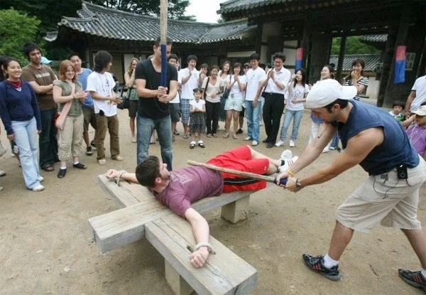 한국의 처벌 도구를 십자가로 오해한 외국인들