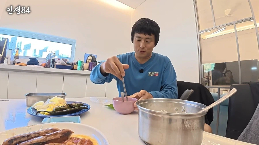카즈하한테 쌈싸주는 기안84 - 이미지 3