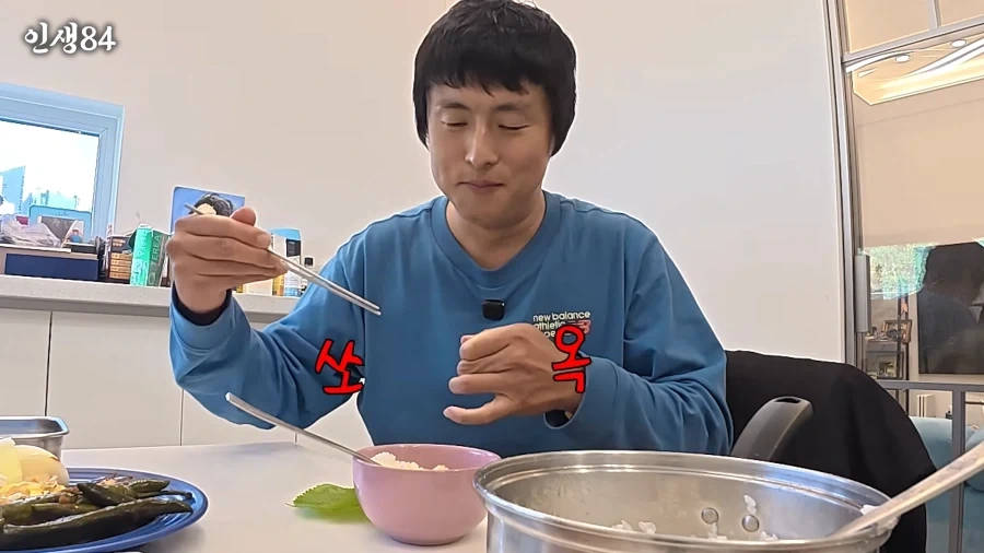 카즈하한테 쌈싸주는 기안84 - 이미지 7