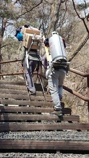 산에 가스통을 들고 야외취사한 산악회