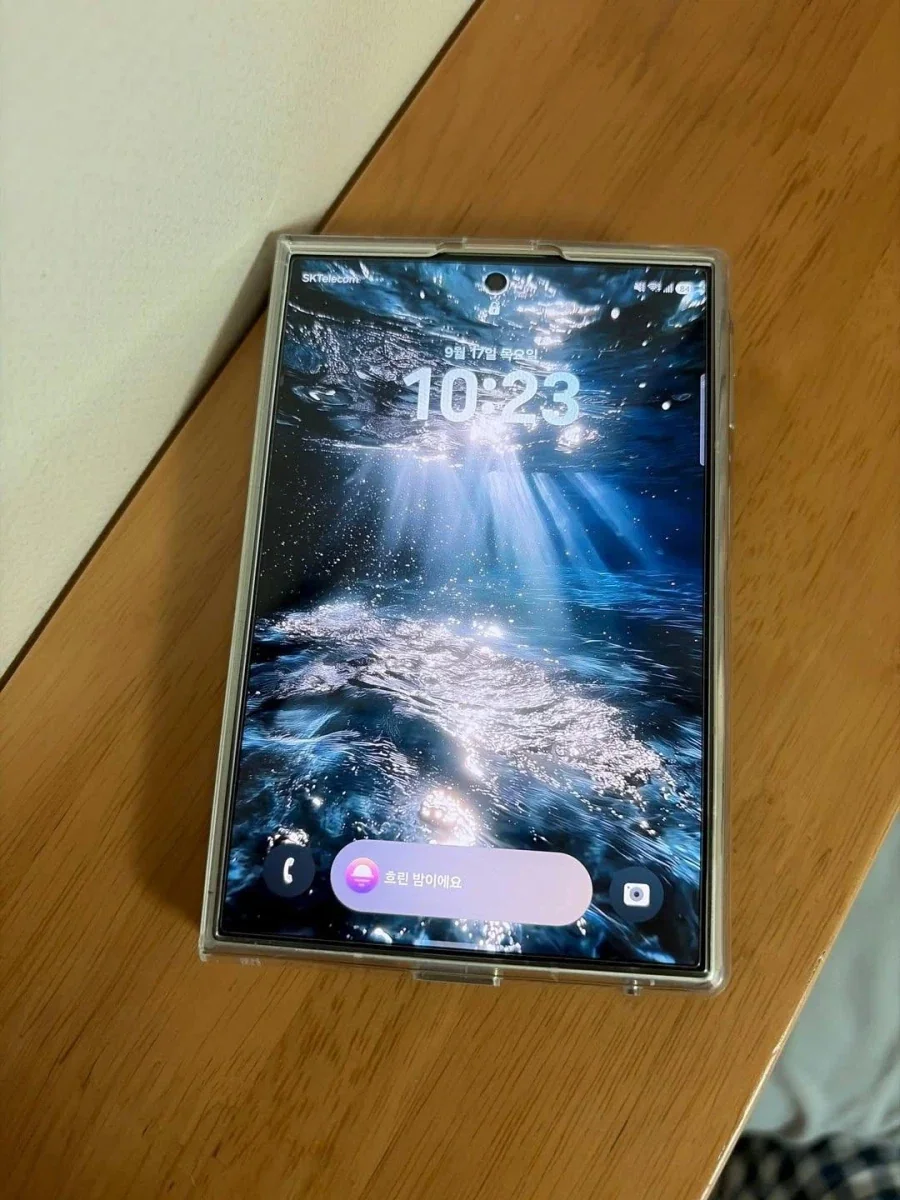 갤럭시 폴드 8를 발가락에 떨어트린 자