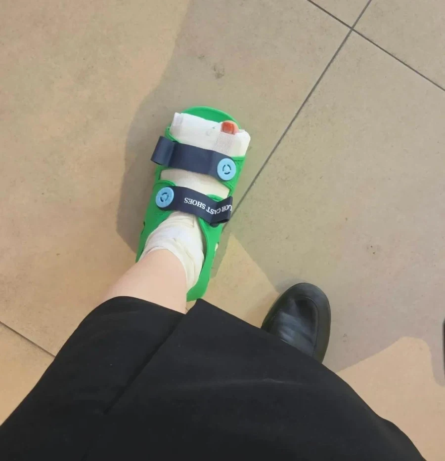 갤럭시 폴드 8를 발가락에 떨어트린 자 - 이미지 2