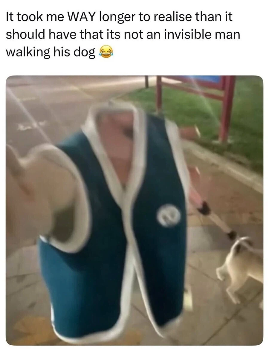 왼손에 옷 걸친 채로 개목줄 잡고 있는 사진