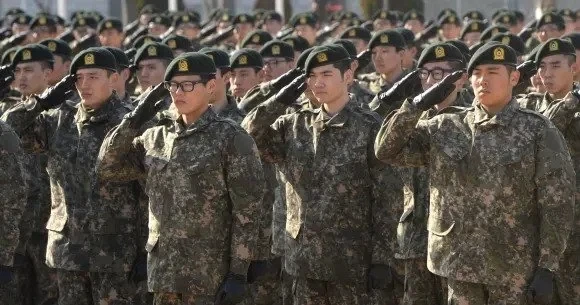 구 일본군 + 현 자위대의 특이한 경례문화