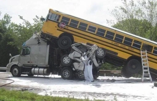 미국 스쿨버스가 존나 짱쌘 탱크 비스무리한 이유