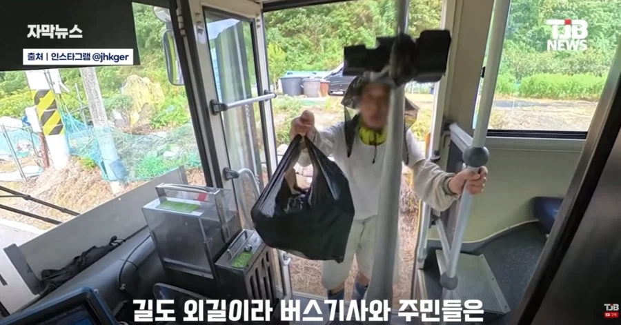 버스정류장이 아닌곳에서 버스를 세운 어르신이 건넨것은 - 이미지 7