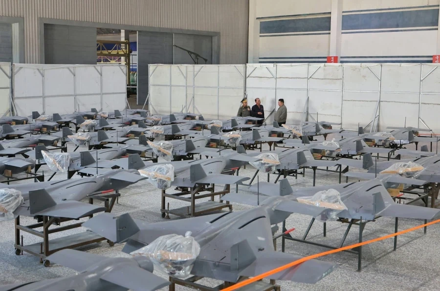 김정은이 UAV 드론 시찰하는 짤.jpg