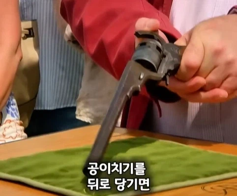 노인이 40년 넘게 가지고 있었던 골동품 리볼버의 가치.jpg - 이미지 21