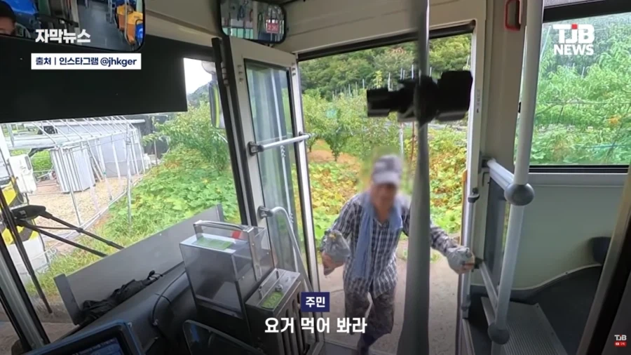 정류장도 아닌 곳에서 손흔들어 버스 새운 시골 노인 - 이미지 6