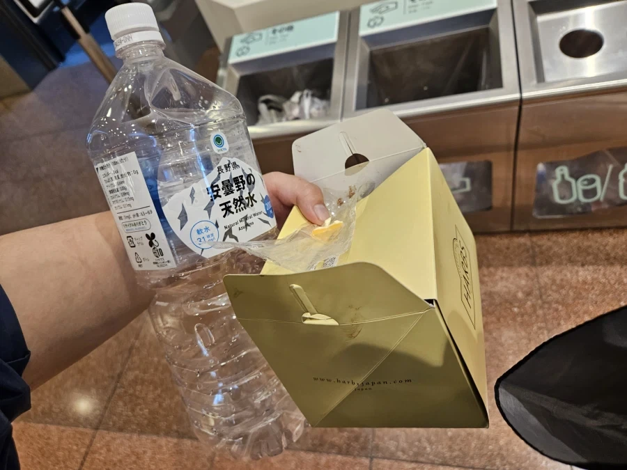 케이크 2조각에 물 1.2리터 마신거론 돼지 아니지?