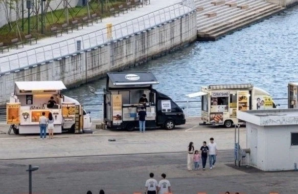 상어 덕에 친수공원에 임시로 형성된 상권