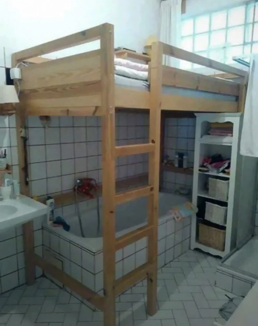 이층 침대에서 산다