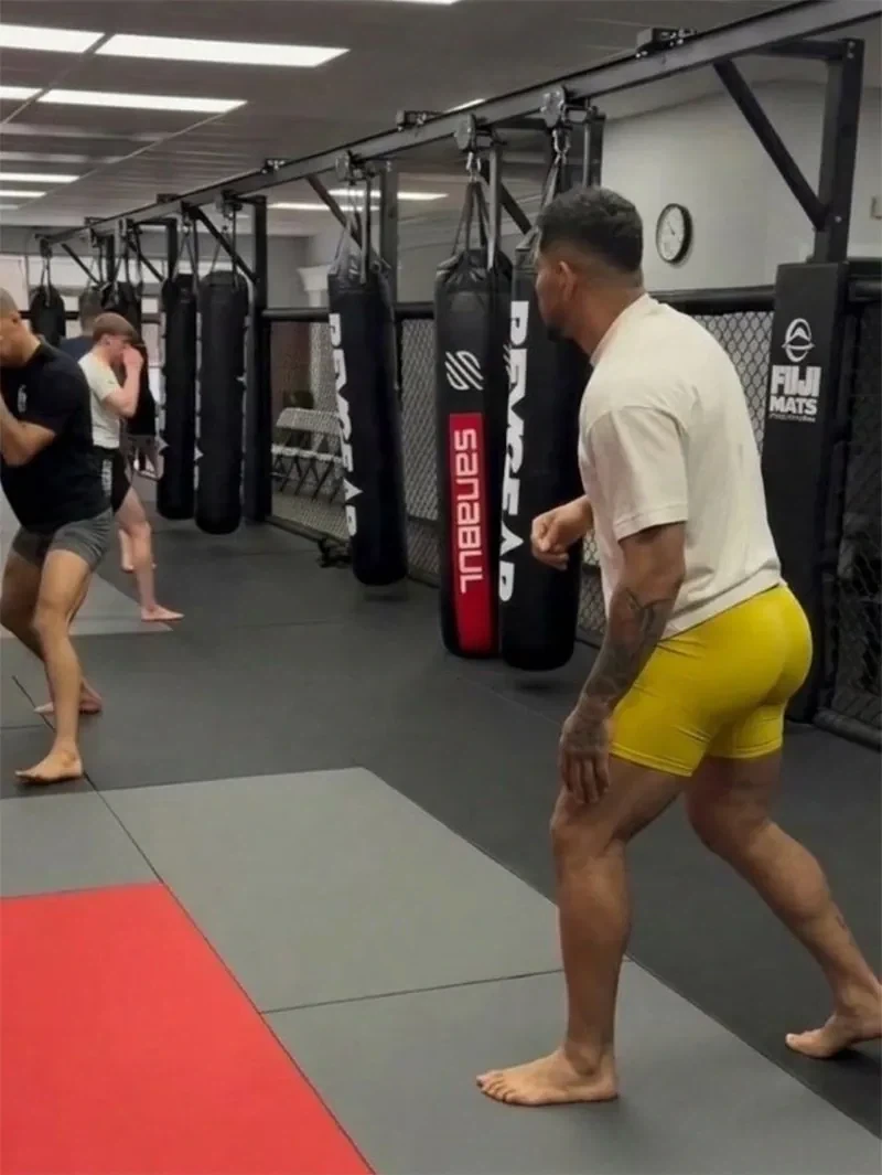 남자 엉덩이를 보고 꼴려버린 UFC 전 챔피언.JPG - 이미지 3