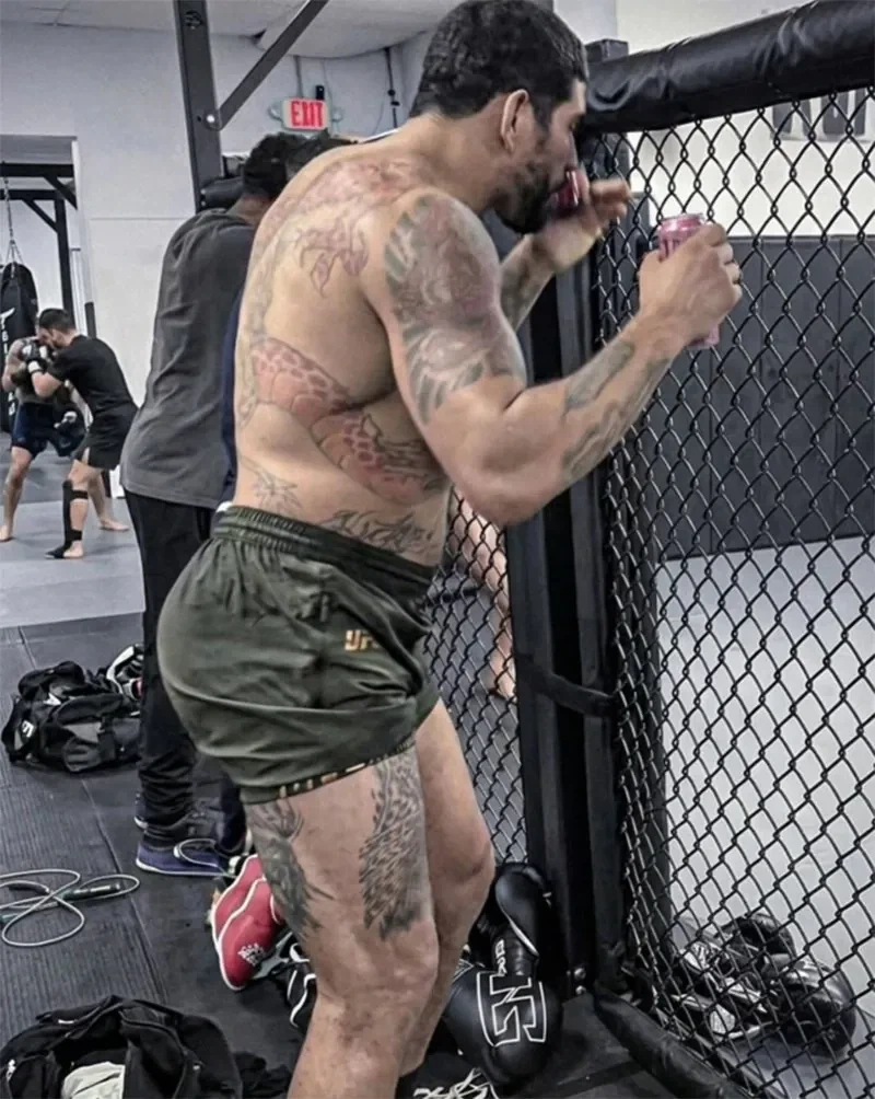 남자 엉덩이를 보고 꼴려버린 UFC 전 챔피언.JPG - 이미지 5