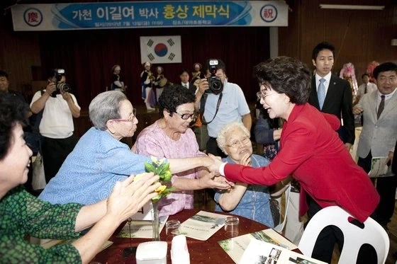 한국 동창회 레전드 사진들 ㄷㄷ - 이미지 5