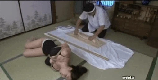 떡을 써는 모습