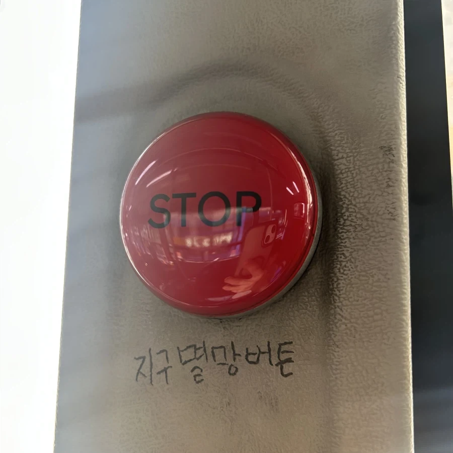 누가 버스에 낙서해놓은거 보셈ㅋㅋㅋ