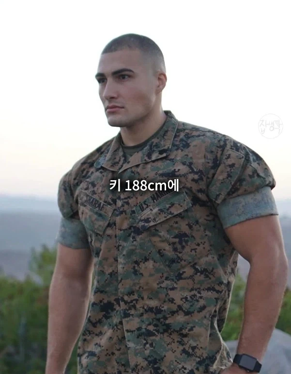 알파메일 얼짱몸짱 미해병이 10년 뒤 UFC 선수가 됨.jpg