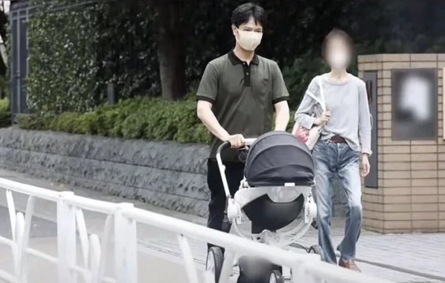 애기 산책중 사진찍힌 사카이 마사토