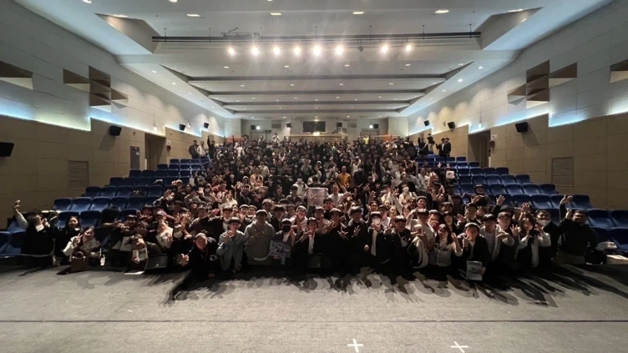 난 애니메이션 감독님과 사진 찍어봄.