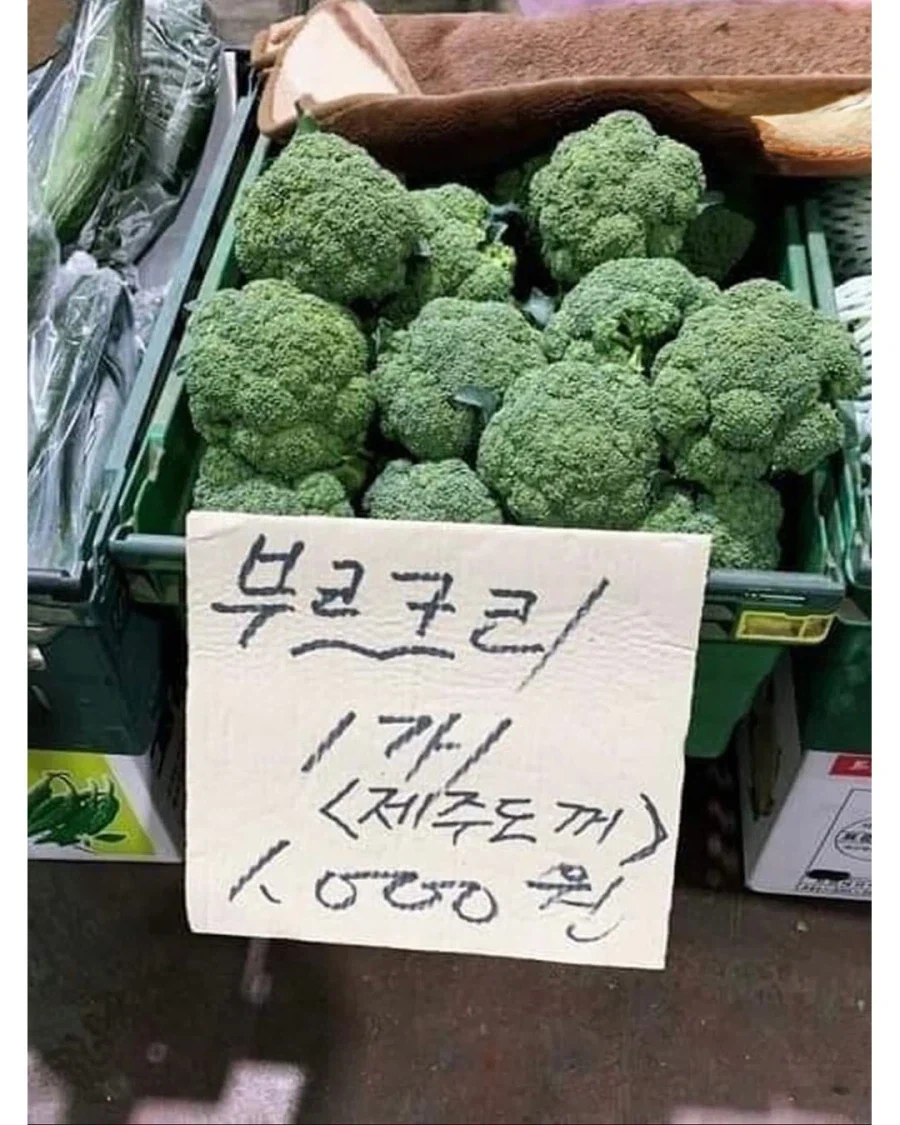 어르신들 손에 새로 태어난 상품들 .jpg