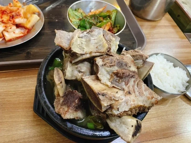 뚝배기 넘치는 왕 갈비탕