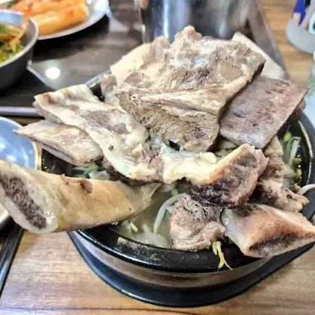 뚝배기 넘치는 왕 갈비탕 - 이미지 2