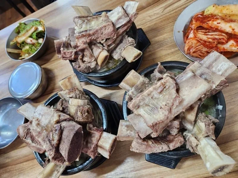 뚝배기 넘치는 왕 갈비탕 - 이미지 3