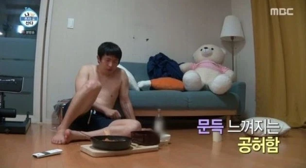 40대 노총각이 집에서 밥 먹는 모습 - 이미지 2