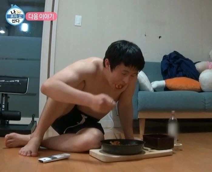 40대 노총각이 집에서 밥 먹는 모습 - 이미지 3