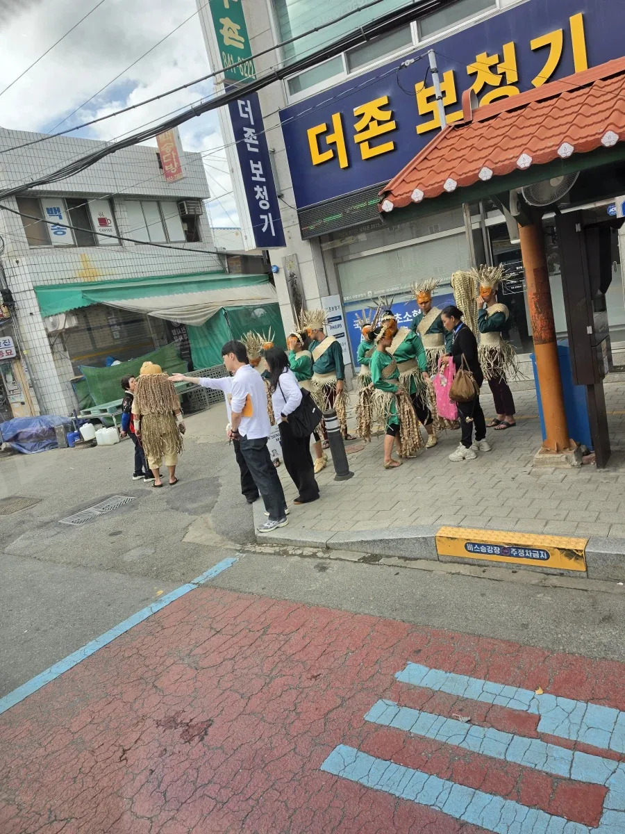 시내에 돌아다니는 이상한 차림새의 사람들 - 이미지 2