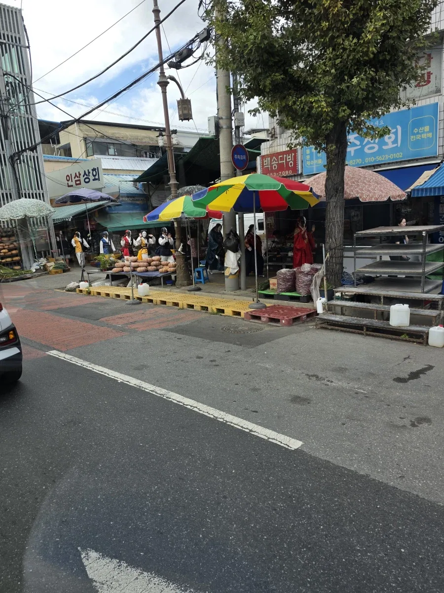 시내에 돌아다니는 이상한 차림새의 사람들 - 이미지 3